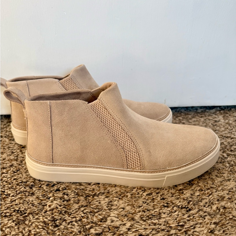 *NEW* TOMS Bryce Slip On Shoes Sand Tan Beige Suede 9.5 Sneaker Booties